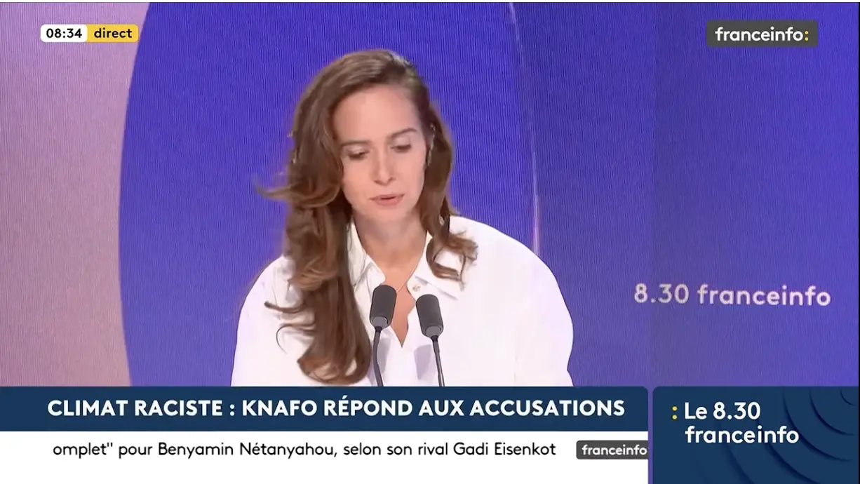 Capture de l'émission « 8.30 franceinfo » du 28 octobre 2026 à 08 h 34, bandeau « Climat raciste : Knafo répond aux accusations »